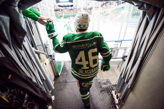 Rögles Janne Jalasvaara gör entré till uppvärmningen