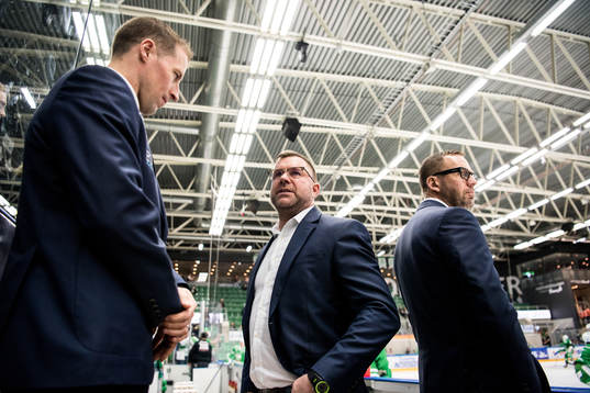 Rögles tränare Cam Abbott, assisterande tränare Patrik