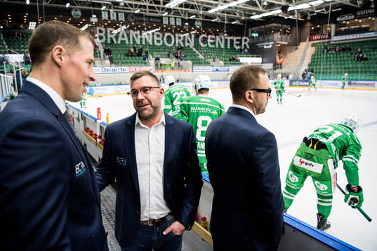 Rögles assisterande tränare Patrik Ross i samtal med