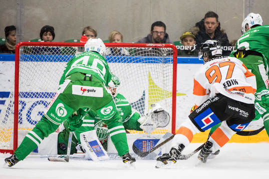 Karlskronas Per Ledin oroar vid Rögles målvakt Ville