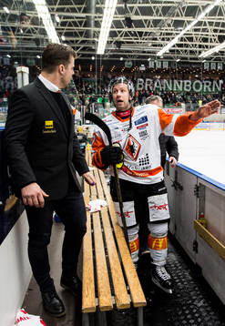 Karlskronas Per Ledin i samtal med tränare Ove Molin