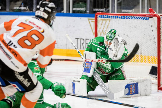 Karlskronas Akim Aliu skjuter mot Rögles målvakt Ville