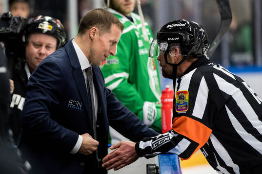 Rögles tränare Cam Abbott i samtal med domaren