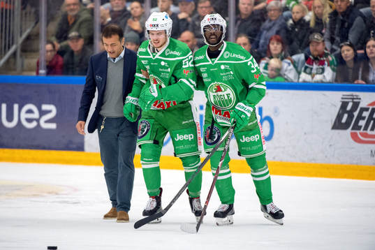 Rögles Lucas Elvenes får hjälp av isen