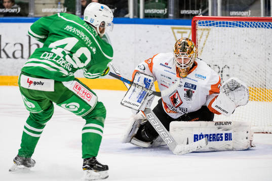 Karlskronas målvakt Johannes Jönsson räddar en straff