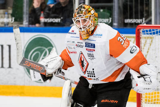 Karlskronas målvakt Johannes Jönsson jublar