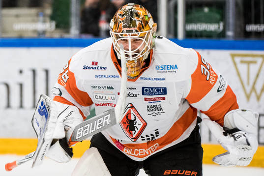 Karlskronas målvakt Johannes Jönsson jublar