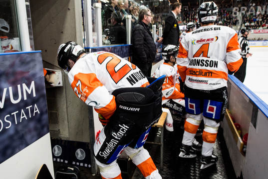 Karlskronas Henrik Nilsson grinar illa och lämnar båset