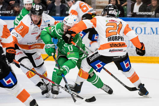 Rögles Bryan Lerg i kamp mot Karlskronas Morten Madsen och