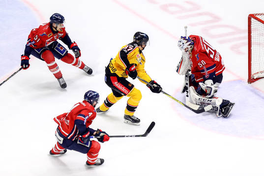 Luleås Isac Lundeström framför Linköpings målvakt