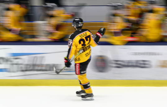 Linköpings-supporters utanför SAAB Arena