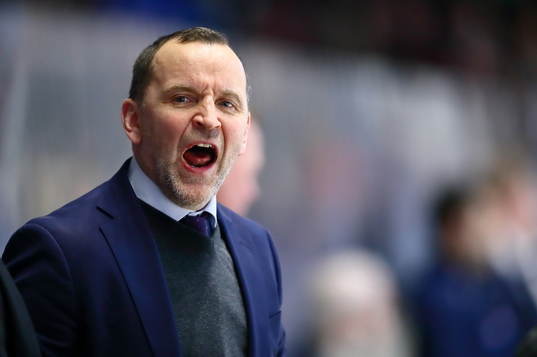 Luleås tränare Thomas Berglund reagerar