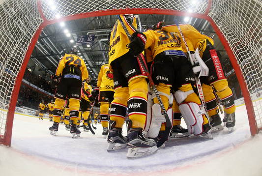Luleås spelare tackar målvakt Filip Gustavsson som höll