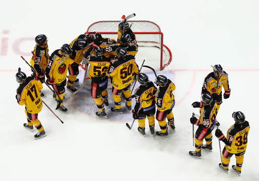 Luleås målvakt Filip Gustavsson tackas av sina lagkamrater