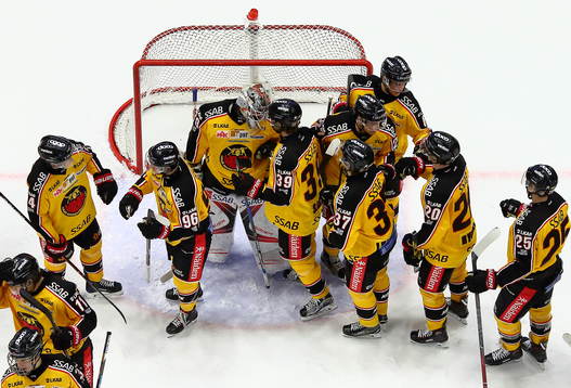 Luleås målvakt Filip Gustavsson tackas av sina lagkamrater