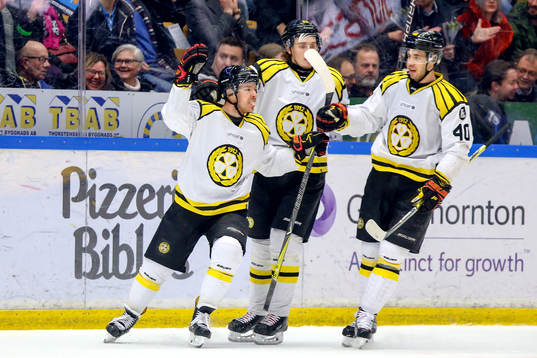 Brynäs Kevin Clark jublar med lagkamrater