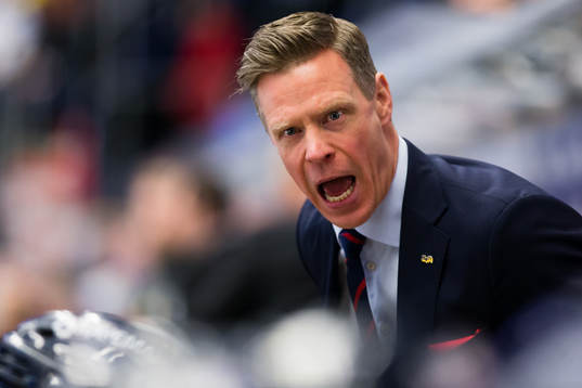 s assisterande tränare Nicklas Rahm coachar