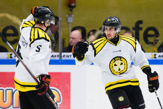 Brynäs Lukas Kilström och Aaron Palushaj jublar