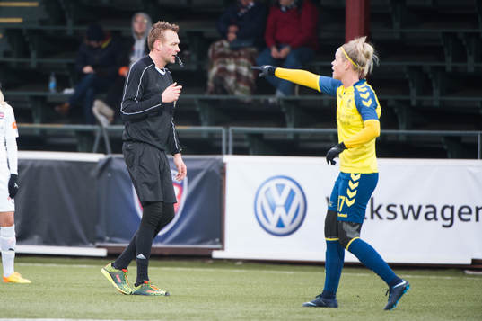 Domare Niklas Andersson och Bröndbys Julie Tavlo
