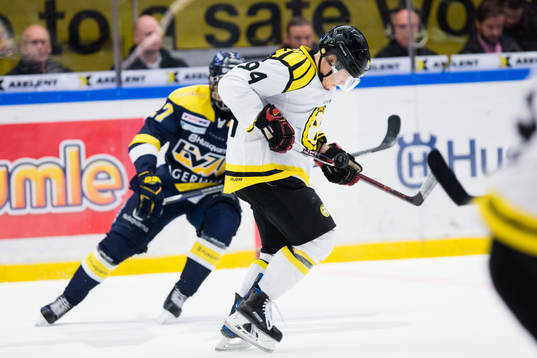 Brynäs Henrik Larsson tar ner pucken