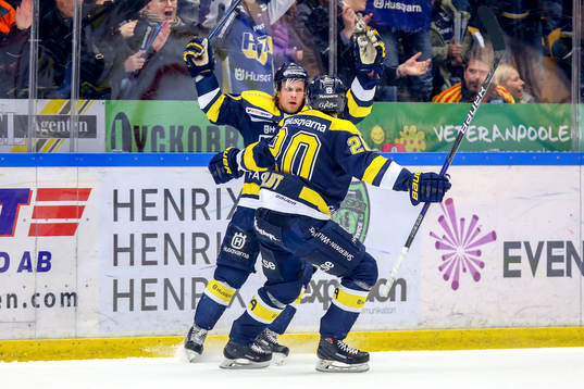 s Mattias Tedenby och Lawrence Pilut jublar