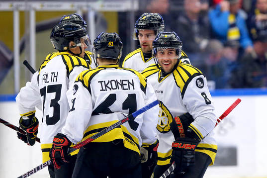 Brynäs Aaron Palushaj jublar med lagkamrater
