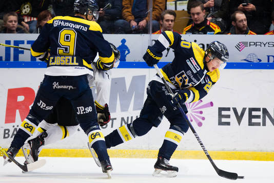 s Lawrence Pilut med pucken