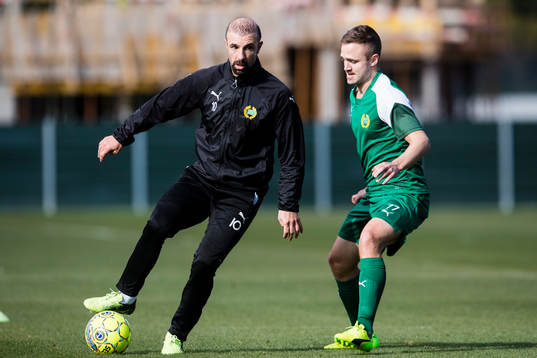 Hammarbys Kennedy Bakircioglu och Mats Solheim i kamp om