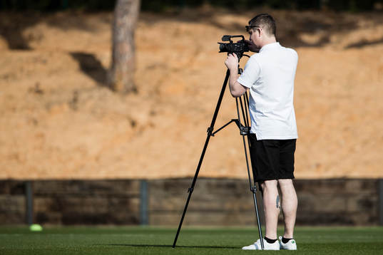 Hammarbys kommunikatör Axel Pershagen filmar