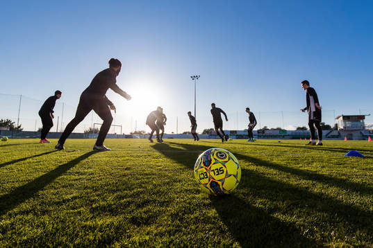 En fotboll ligger bredvid planen