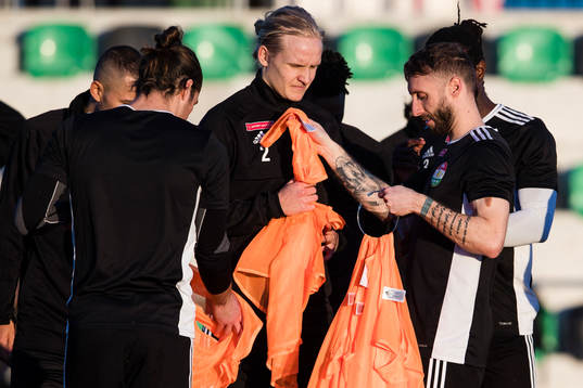 Dalkurds Andrew Michael Stadler delar ut västar