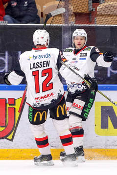 Malmö Redhawks Johan Olofsson och Matias Lassen jublar