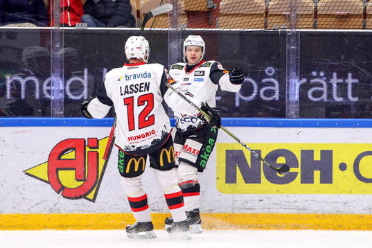Malmö Redhawks Johan Olofsson och Matias Lassen jublar