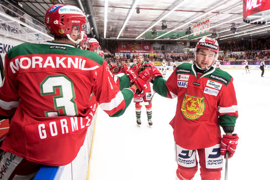 Moras Jason Akeson jublar