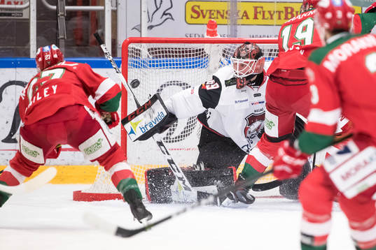 Moras Matt Bailey gör 2-1 bakom Malmö Redhawks målvakt