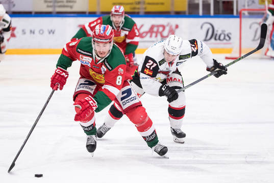 Malmö Redhawks Daniel Zaar jagar Moras Robin Johansson  i