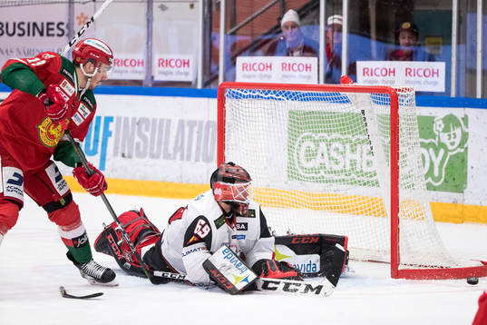 chans för Moras John Persson framför Malmö Redhawks