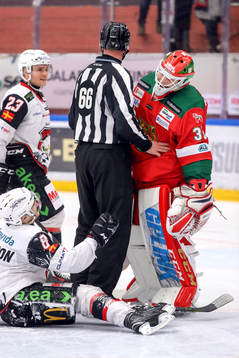 Moras målvakt Christian Engstrand och Malmö Redhawks