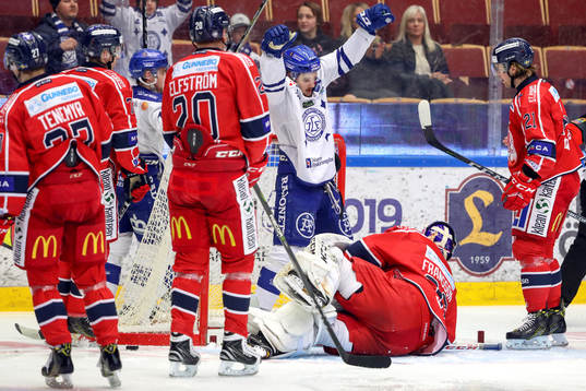 Leksands Emil Bemström jublar bakom Västerviks målvakt