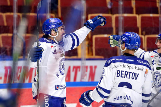 Leksands Patrick McNally jublar med lagkamrater
