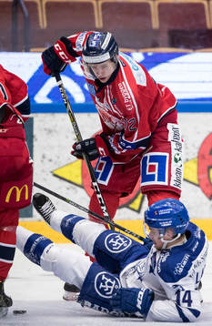 Västerviks Joakim Englund och Leksands Oskar Lang  i