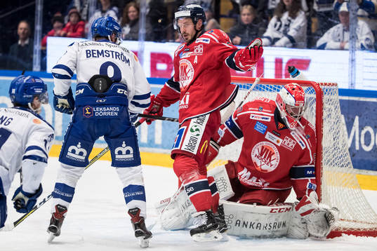 Västerviks målvakt Viktor Östlund och Leksands Emil