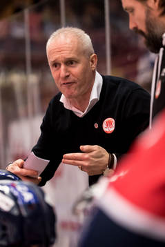 Västerviks tränare Roger Forsberg  i ishockeymatchen i