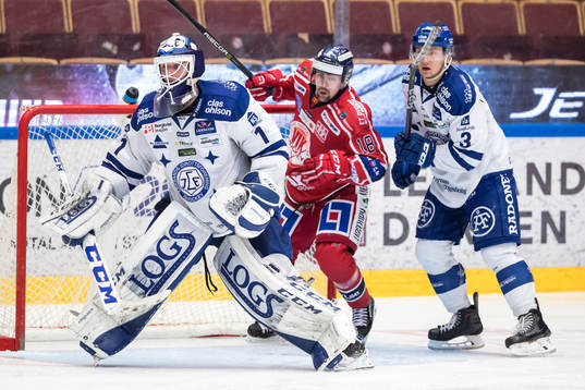 Västerviks Oskar Svanlund och Leksands Daniel Bertov bakom