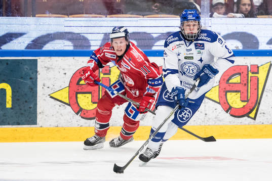 Västerviks Kalle Östman bakom Leksands Filip Johansson  i