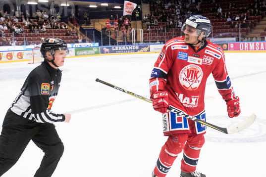 Västerviks Conny Strömberg är upprörd framför Leksands