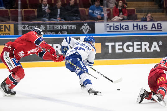 Leksands Johan Porsberger jagas  i ishockeymatchen i