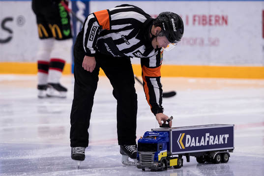 Domare Wolmer Edqvist i ishockeymatchen i SHL mellan Mora