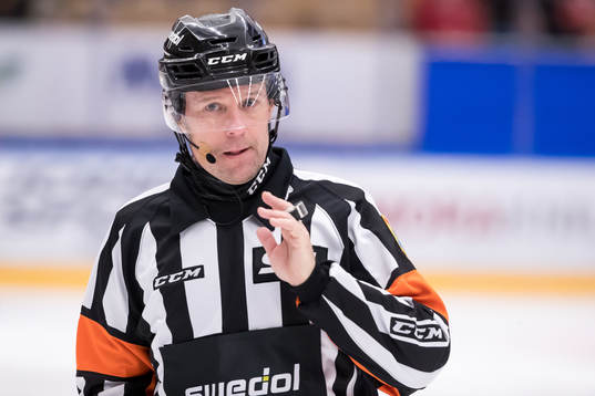 Domare Wolmwer Edqvist i ishockeymatchen i SHL mellan Mora
