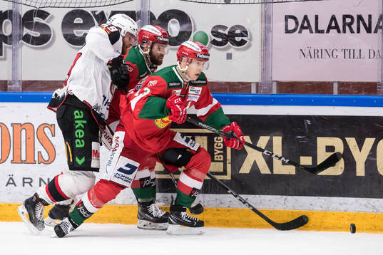 Moras Emil Bejmo och Malmö Redhawks Anton Mylläri  i